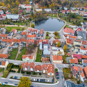 Mragowo, panorama miasta z lotu ptaka. EU, pl, warm-maz. Lotnicze